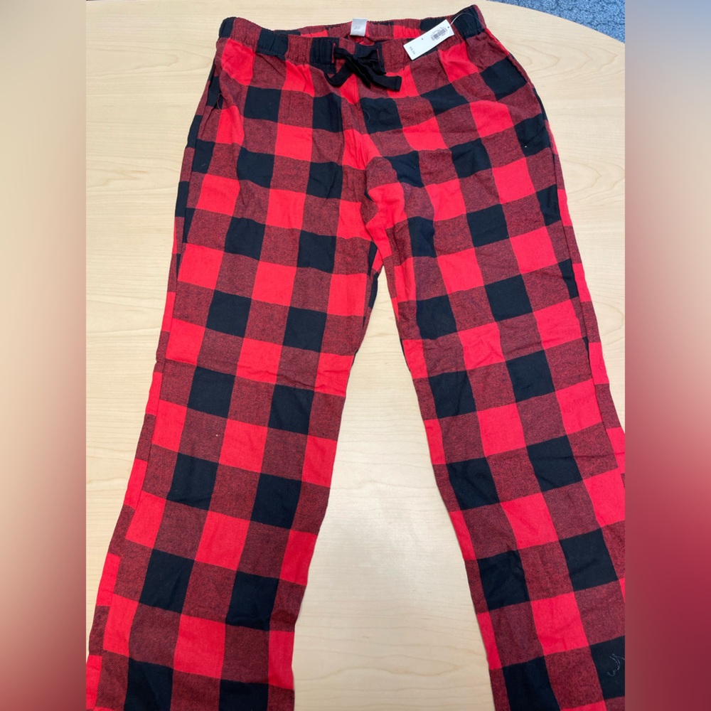 NWT Old Navy Red and Black Plaid Pajama Pants - Medium